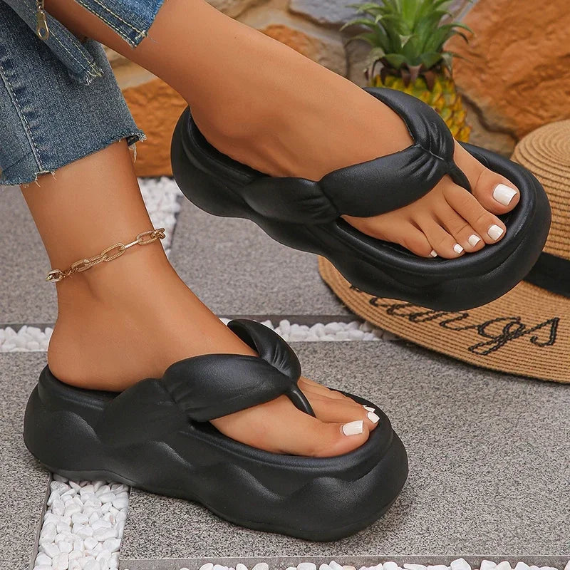 Flip flops in EVA with a puffy ruched strap and a high wavy platform sole - black