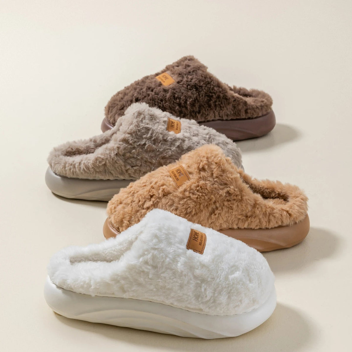 Fluffy slippers in curly plush with a label on the toe, open heel and thick wavy sole