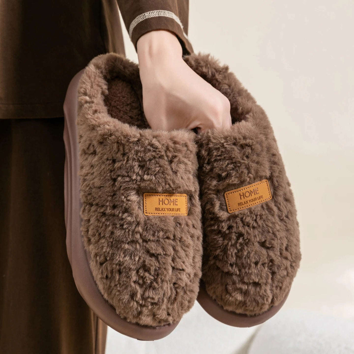 Fluffy slippers in curly plush with a label on the toe, open heel and thick wavy sole - brown