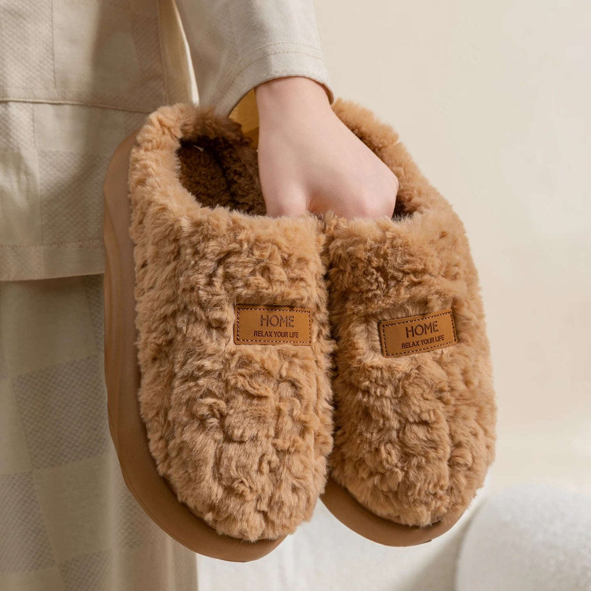 Fluffy slippers in curly plush with a label on the toe, open heel and thick wavy sole - view 2