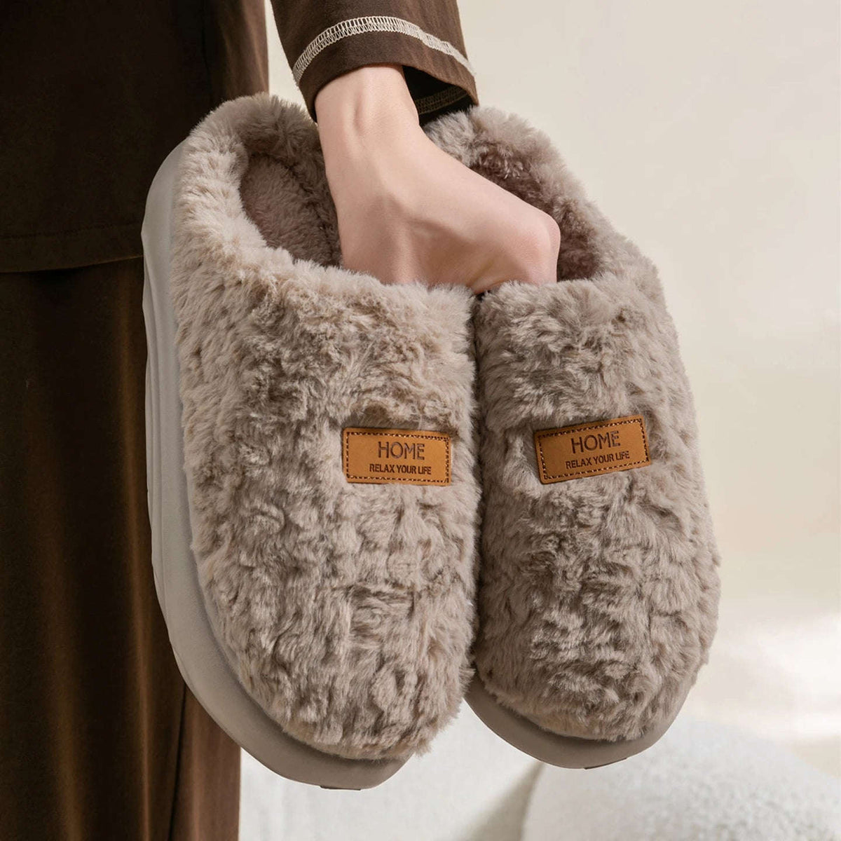 Fluffy slippers in curly plush with a label on the toe, open heel and thick wavy sole - taupe