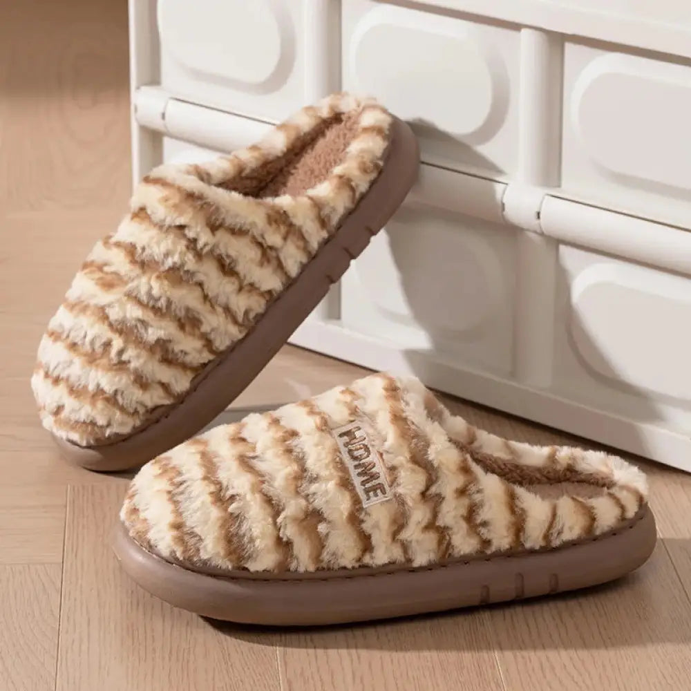 Fluffy slippers in striped plush with soft sole and open heel - brown