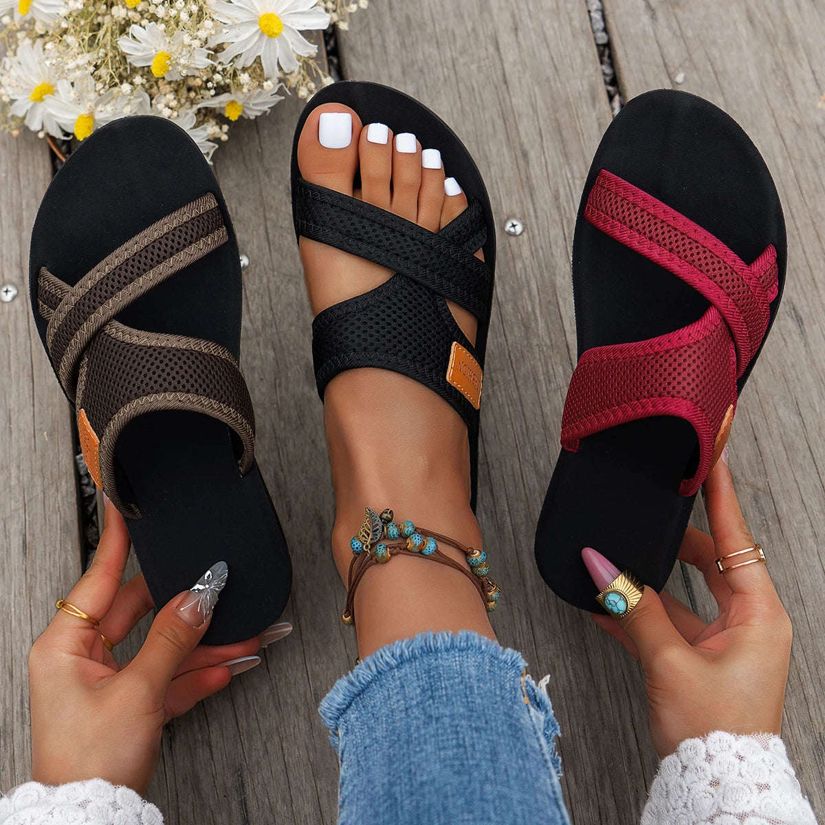 Sliders with crossed mesh straps, a small label and a flat black sole - view 11