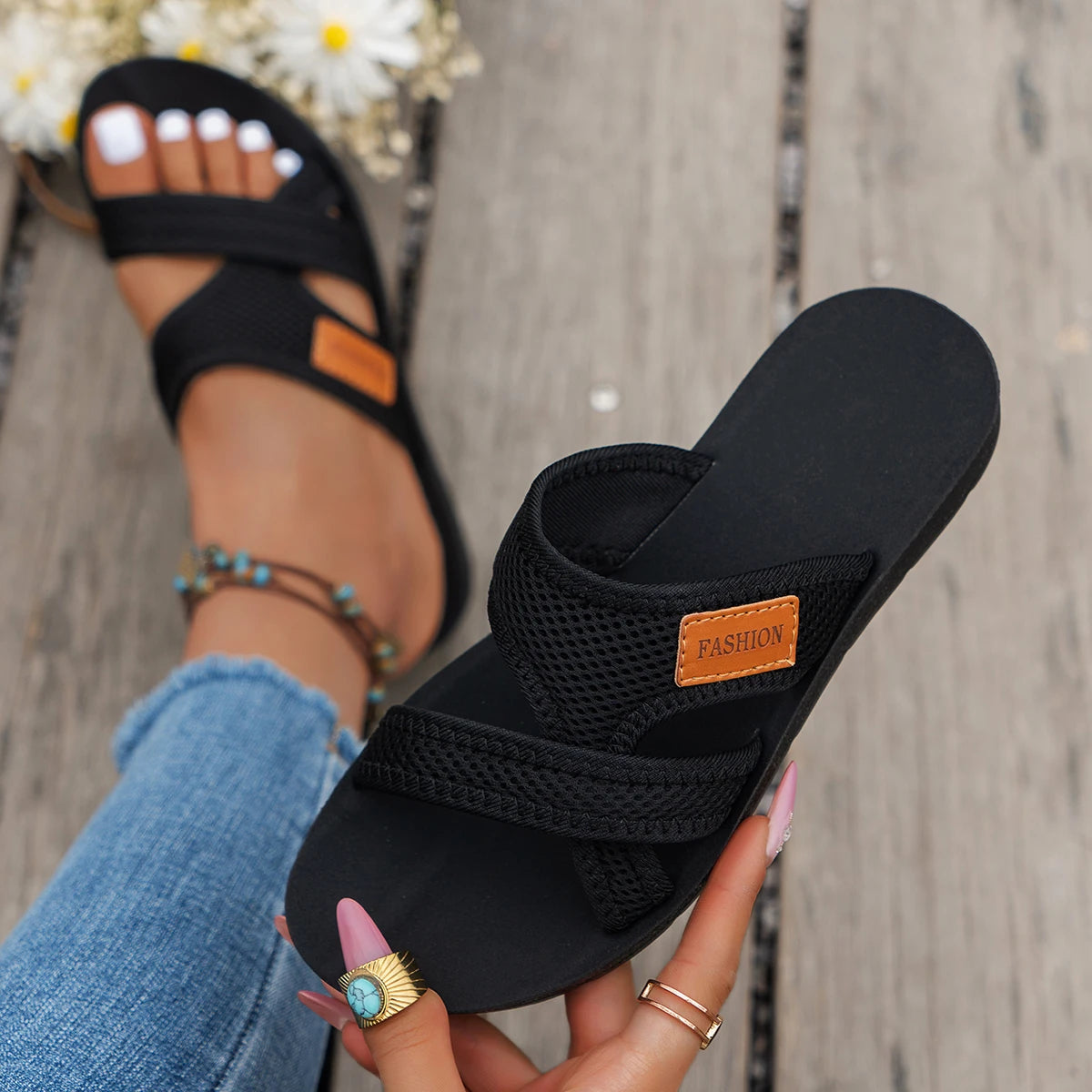 Sliders with crossed mesh straps, a small label and a flat black sole - view 2