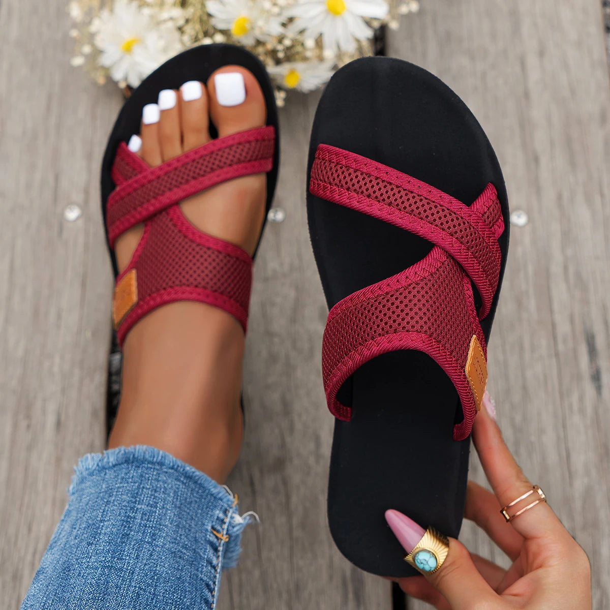 Sliders with crossed mesh straps, a small label and a flat black sole - burgundy
