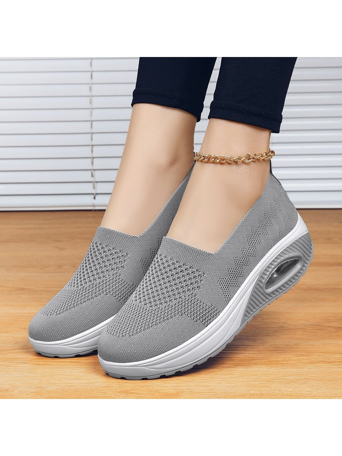 Slip-on shoes for women with knit upper, low rounded opening and thick air cushion sole - view 9