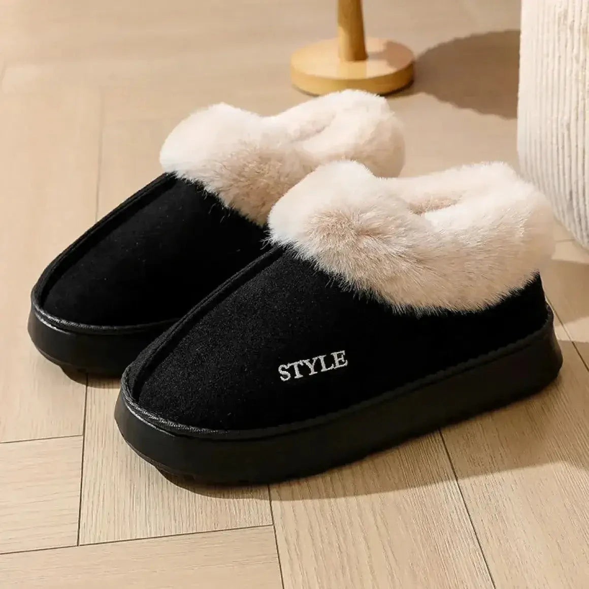 Women's short snow boots in suede look with wide plush collar and thick platform sole - black