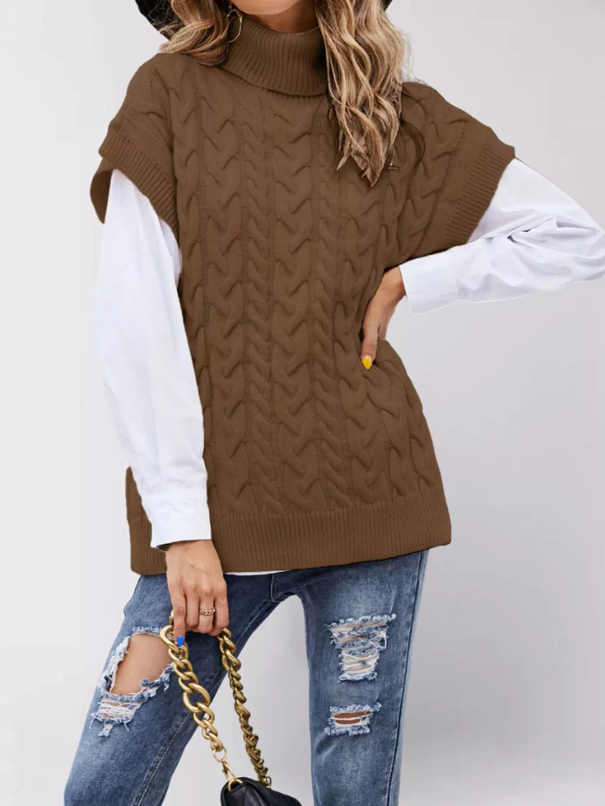 Women's chunky cable knit jumper - detail