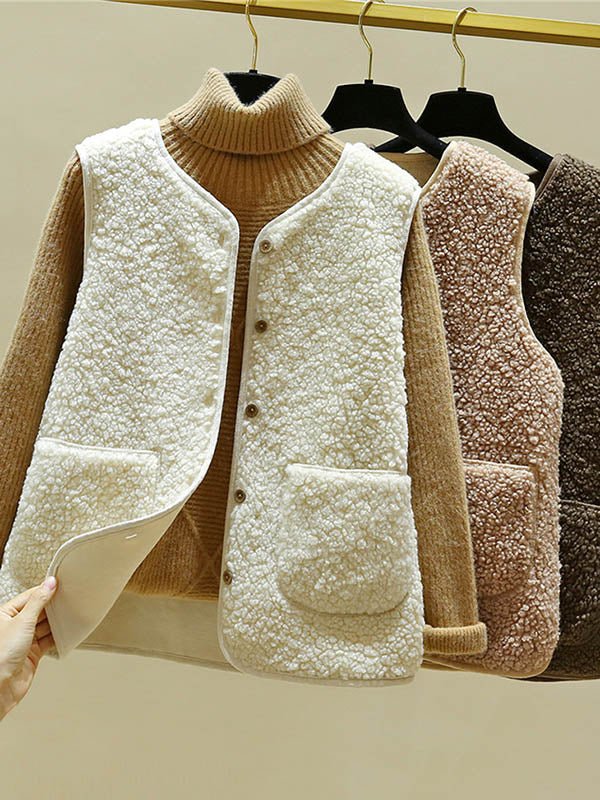 Sleeveless teddy gilet with a round neck and two patch pockets