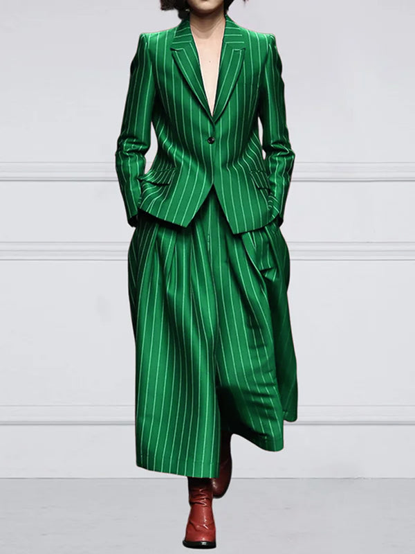 Striped blazer with a notched lapel and a single button in emerald green