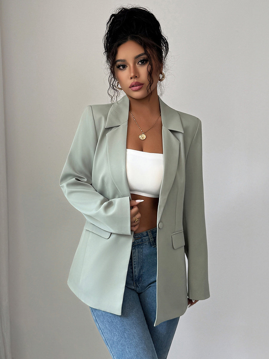 Relaxed blazer with a notch lapel and two flap pockets in green