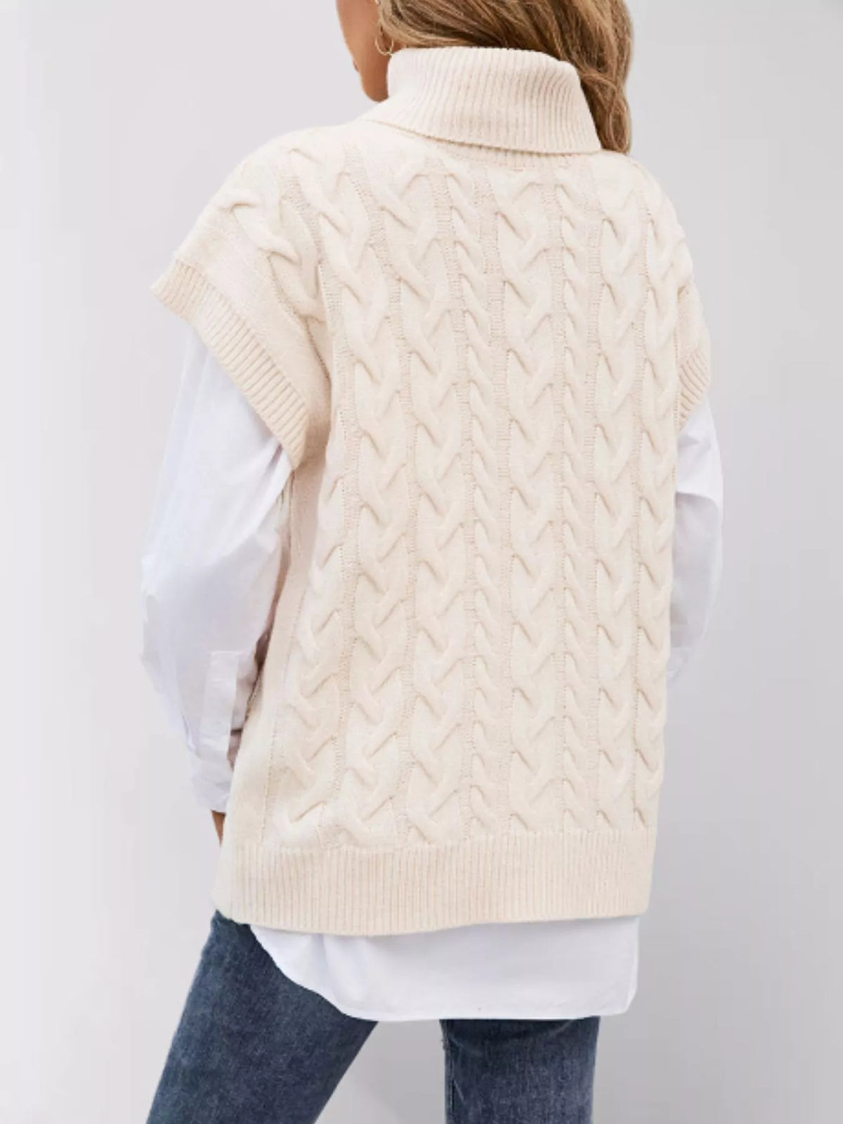 Women's chunky cable knit jumper - detail