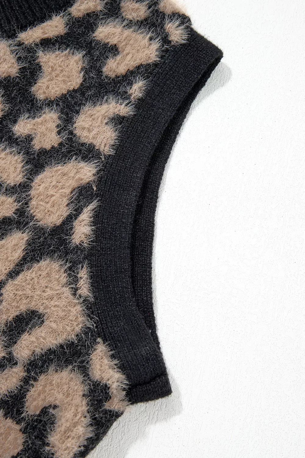 Women's leopard print knitted vest - detail