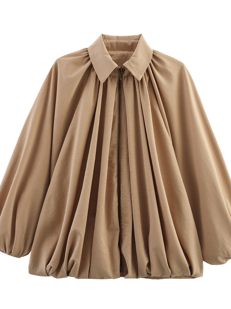 Cape jacket falling in soft pleats with a zip front and pointed collar in khaki