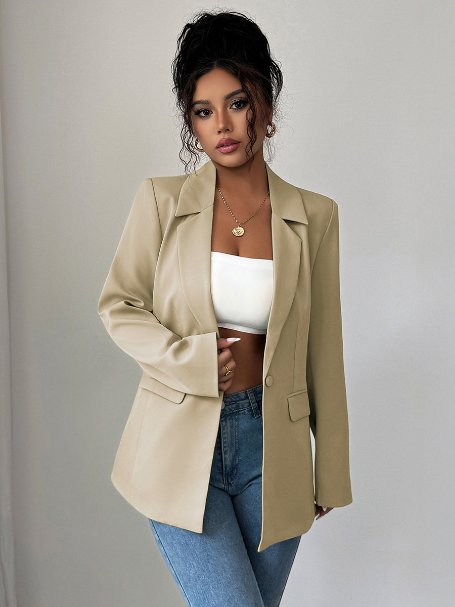 Relaxed blazer with a notch lapel and two flap pockets in khaki