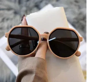 Oversized sunglasses with a geometric acetate frame
