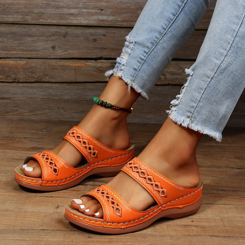 Women's orthopaedic sandals with cushioned footbed – Saint Dor UK – angle view