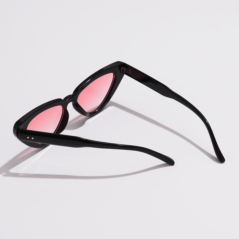 Women's Monroe Retro Sunglasses – UV400 Fashion Style – close-up detail