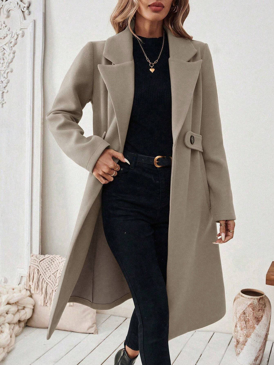 Longline coat with a wide notch lapel and a button at the waist in khaki