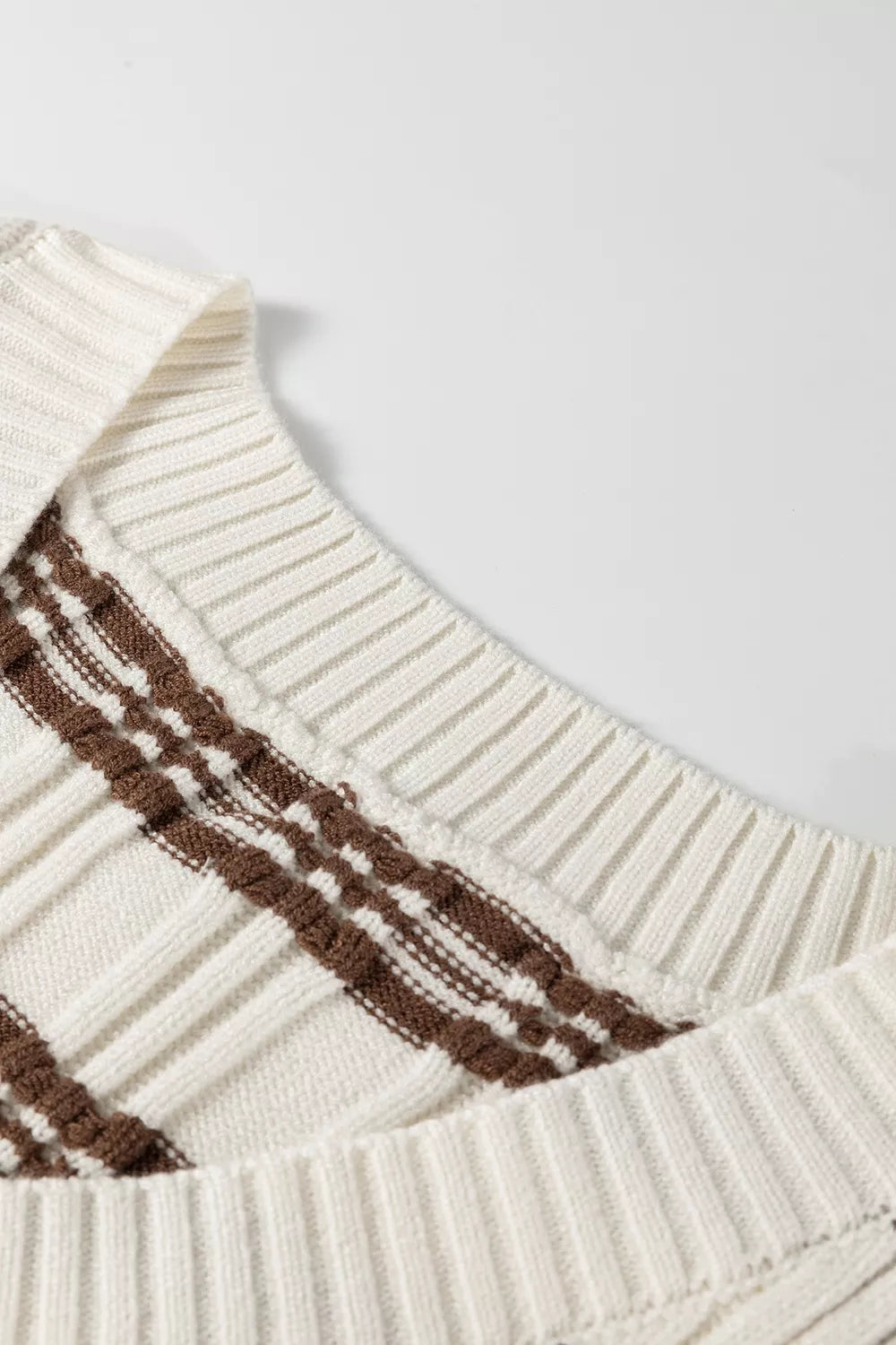 Women's cropped geometric knitted vest - detail