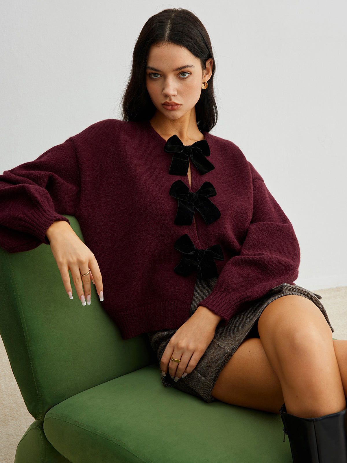 Women's short cardigan with three black bows and a crew neck - burgundy