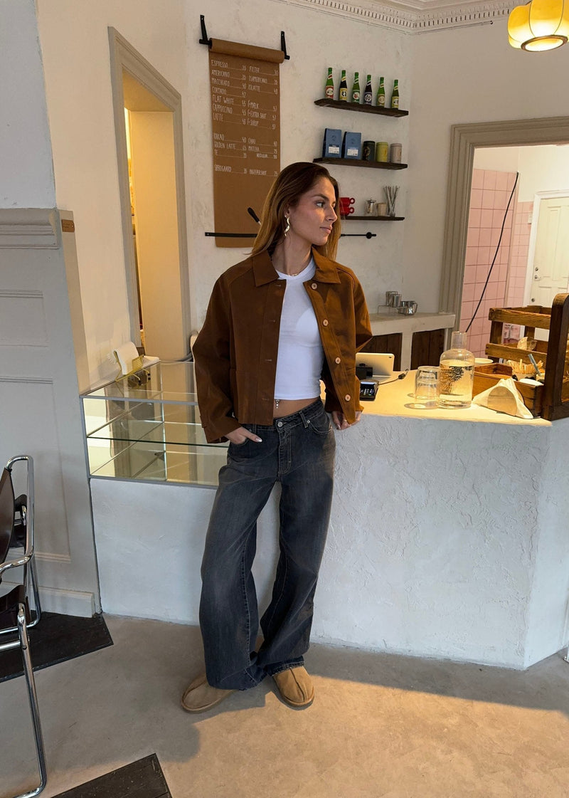 Boxy cropped jacket for women with shirt collar, button front and cuff tabs
