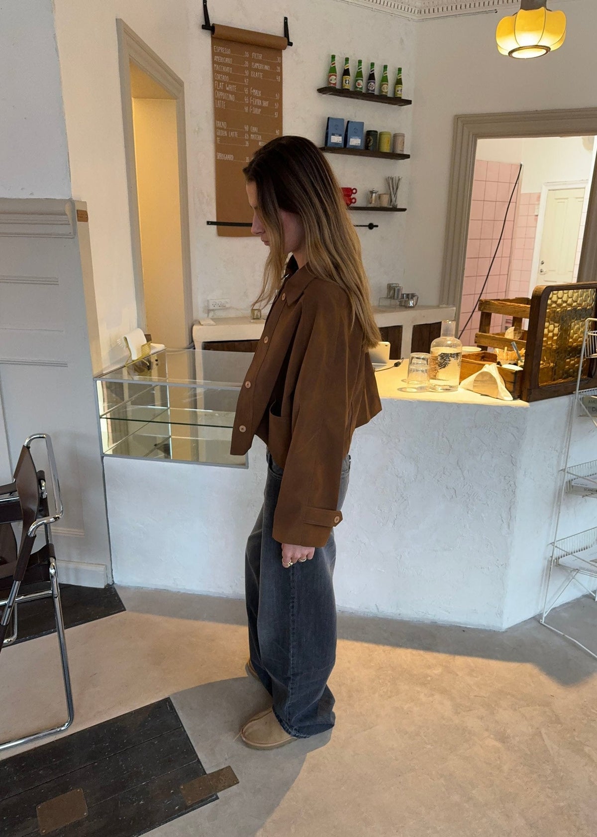 Boxy cropped jacket for women with shirt collar, button front and cuff tabs