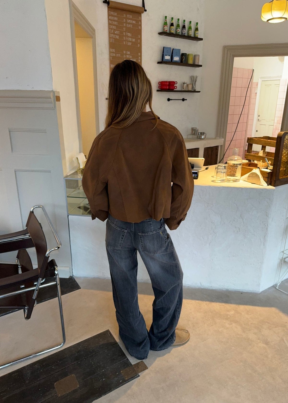 Boxy cropped jacket for women with shirt collar, button front and cuff tabs