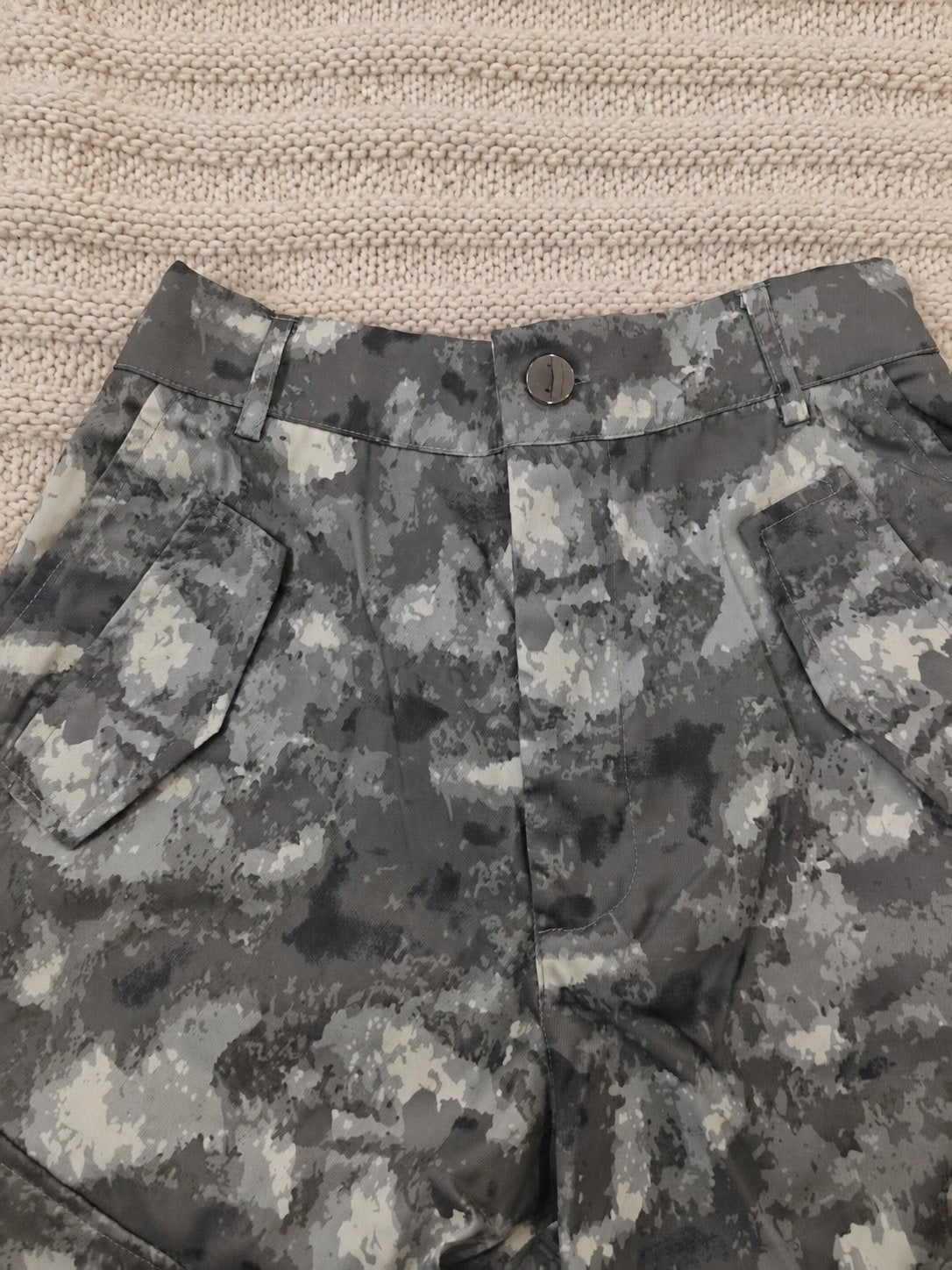 Camo cargo trousers for women with flap pockets on both legs and a long straight leg - view 7