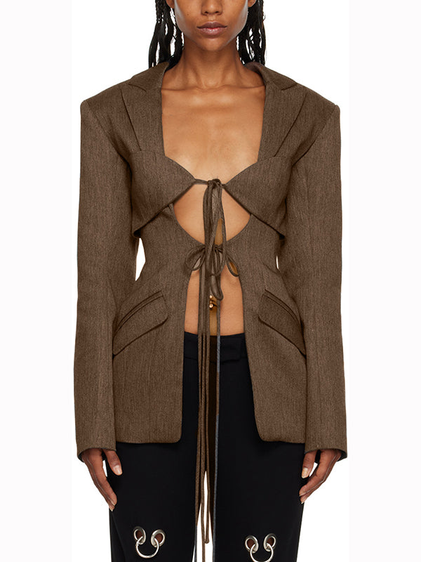 Tie-front blazer with a notch lapel and two flap pockets in coffee
