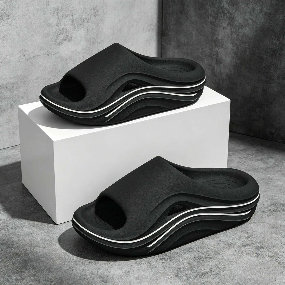 EVA sliders with an extra thick sole, wavy contrast lines and a cut-out in the band - black