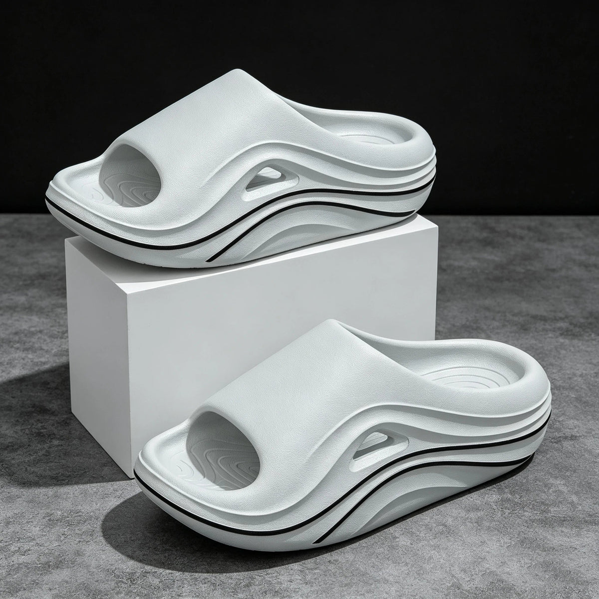 EVA sliders with an extra thick sole, wavy contrast lines and a cut-out in the band - light grey
