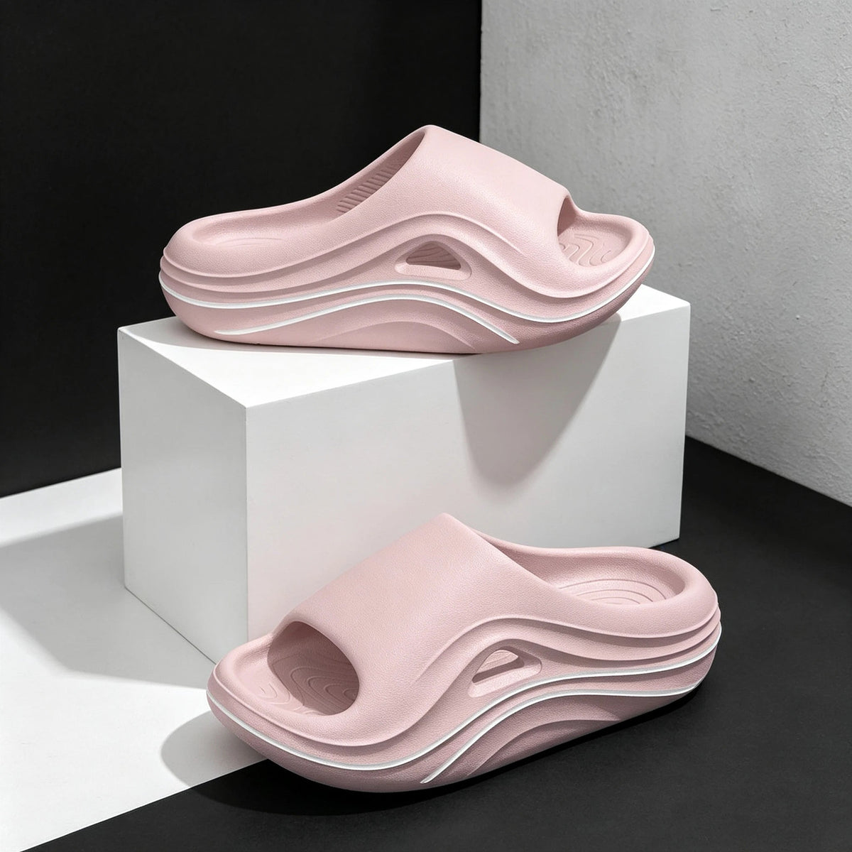 EVA sliders with an extra thick sole, wavy contrast lines and a cut-out in the band - pink