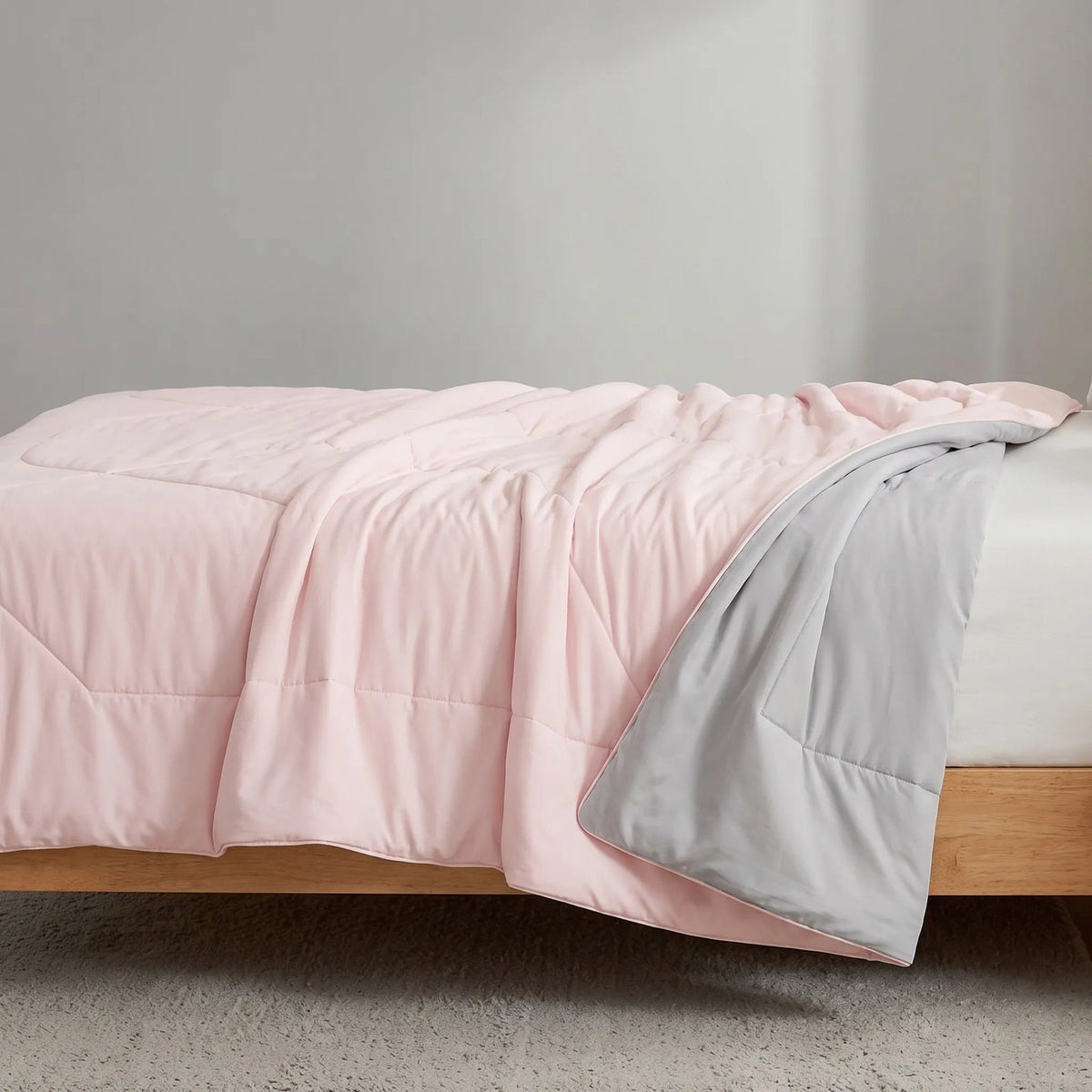Light cooling duvet without a cover on a bed