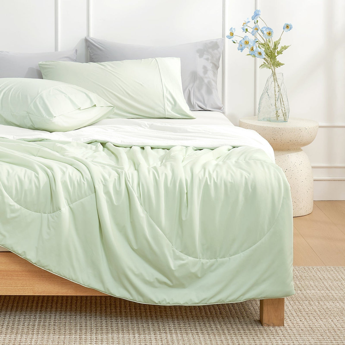 Light cooling duvet without a cover on a bed - view 3