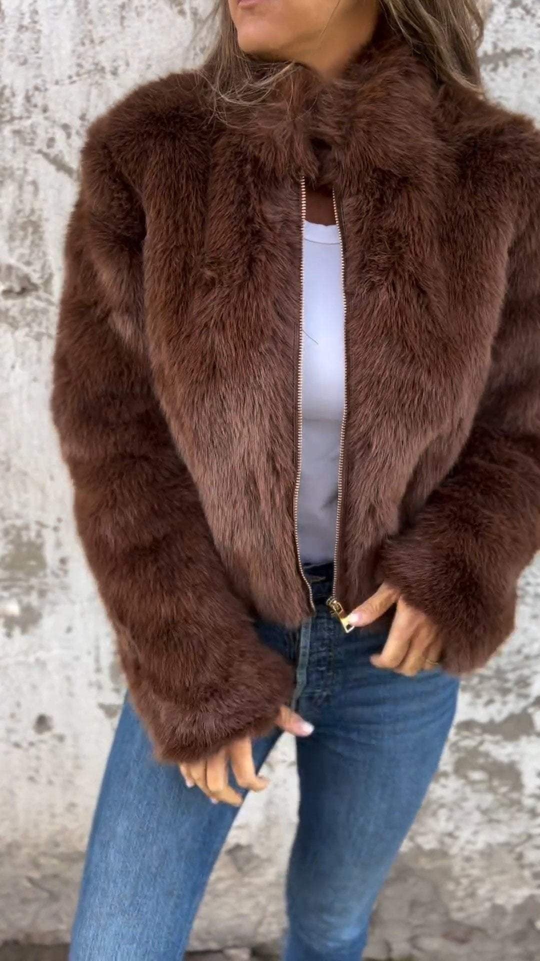 Women's cropped faux fur jacket with a stand collar and gold-tone zip - brown