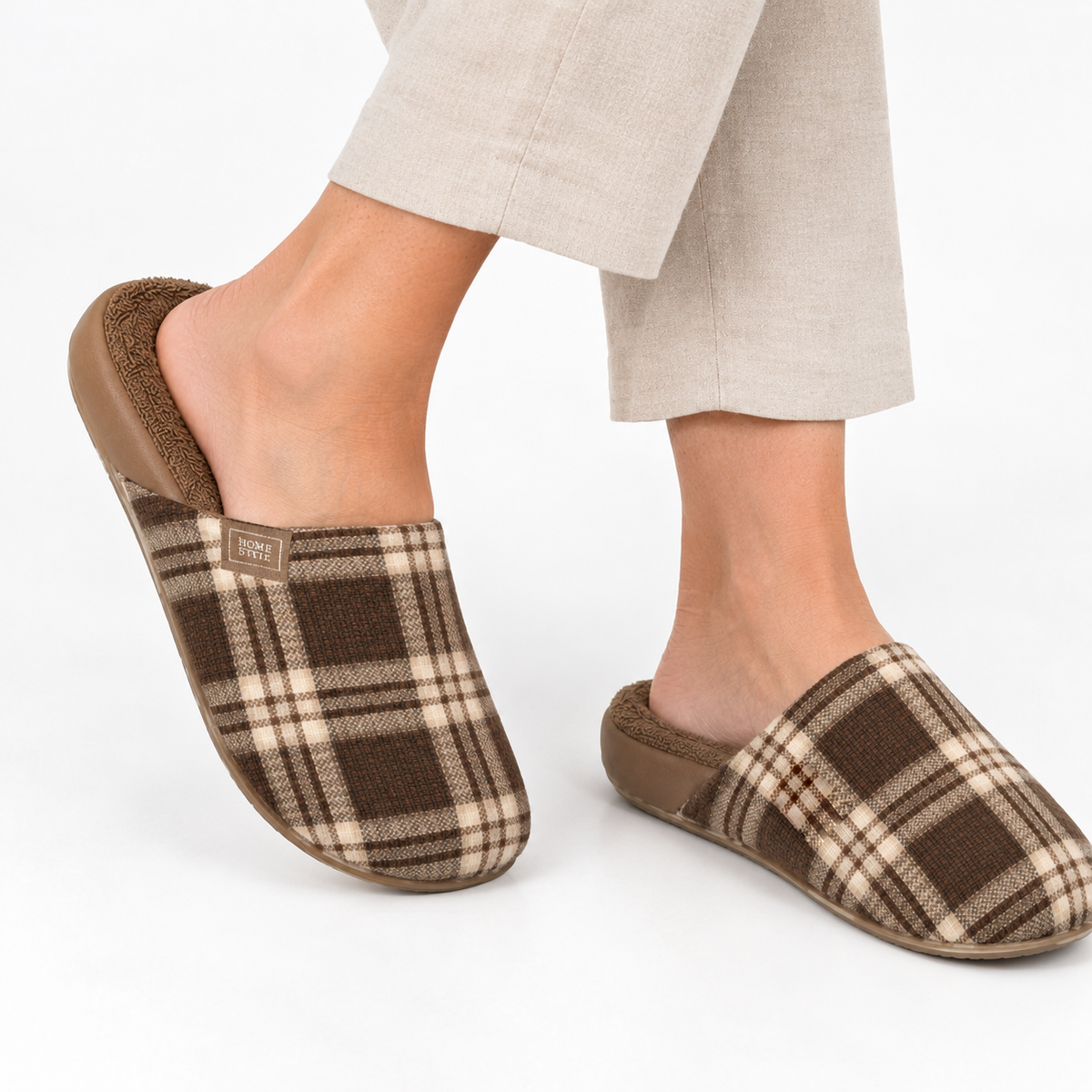 Unisex checked mule slippers with a fleece lining and a thick sole