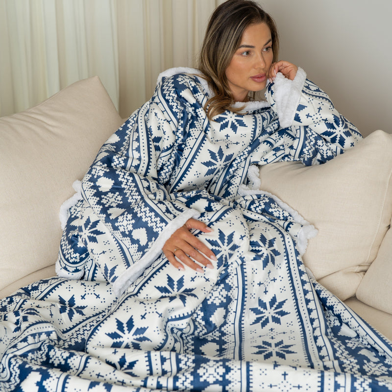 White and Blue Nordic Blanket with Sleeves and Sherpa