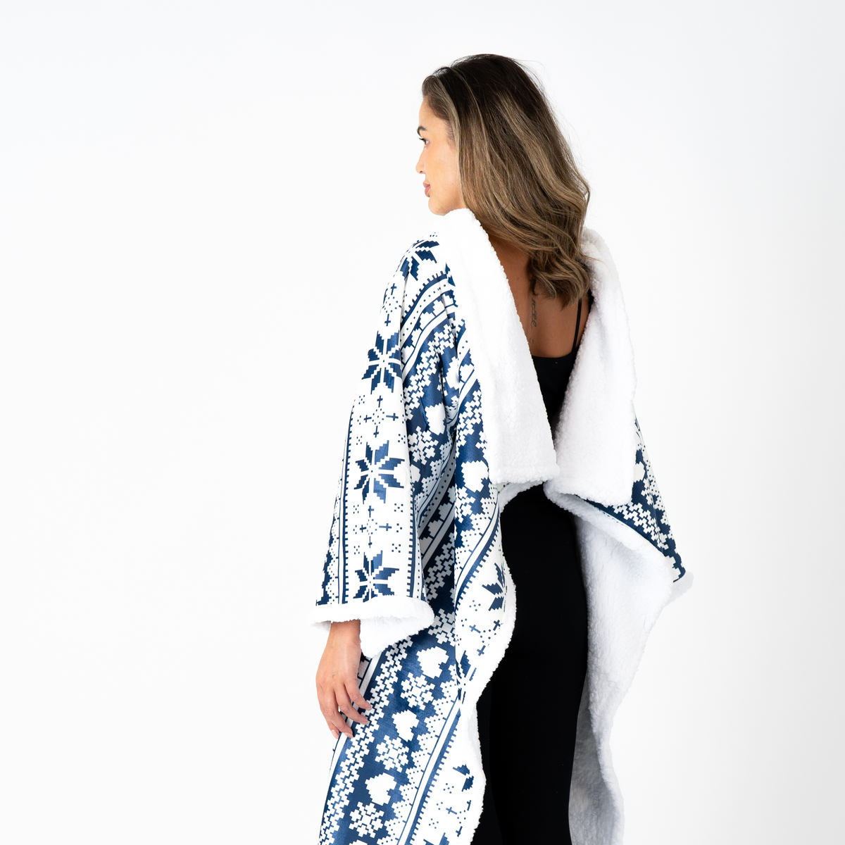White and Blue Nordic Blanket with Sleeves and Sherpa