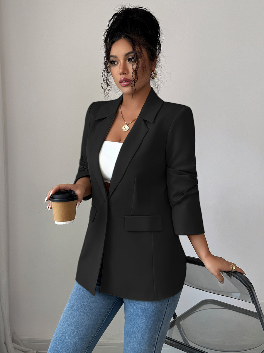 Relaxed blazer with a notch lapel and two flap pockets