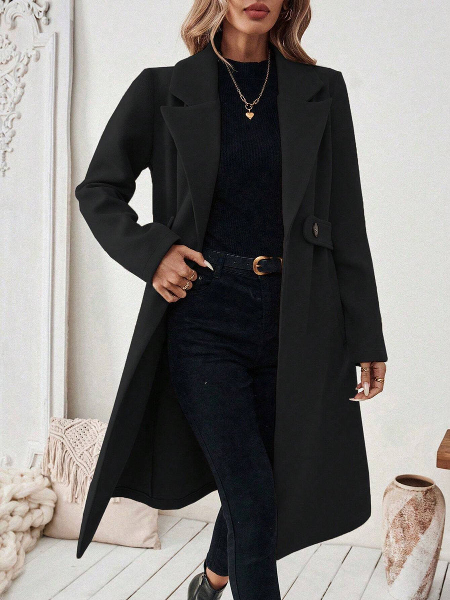 Longline coat with a wide notch lapel and a button at the waist in black