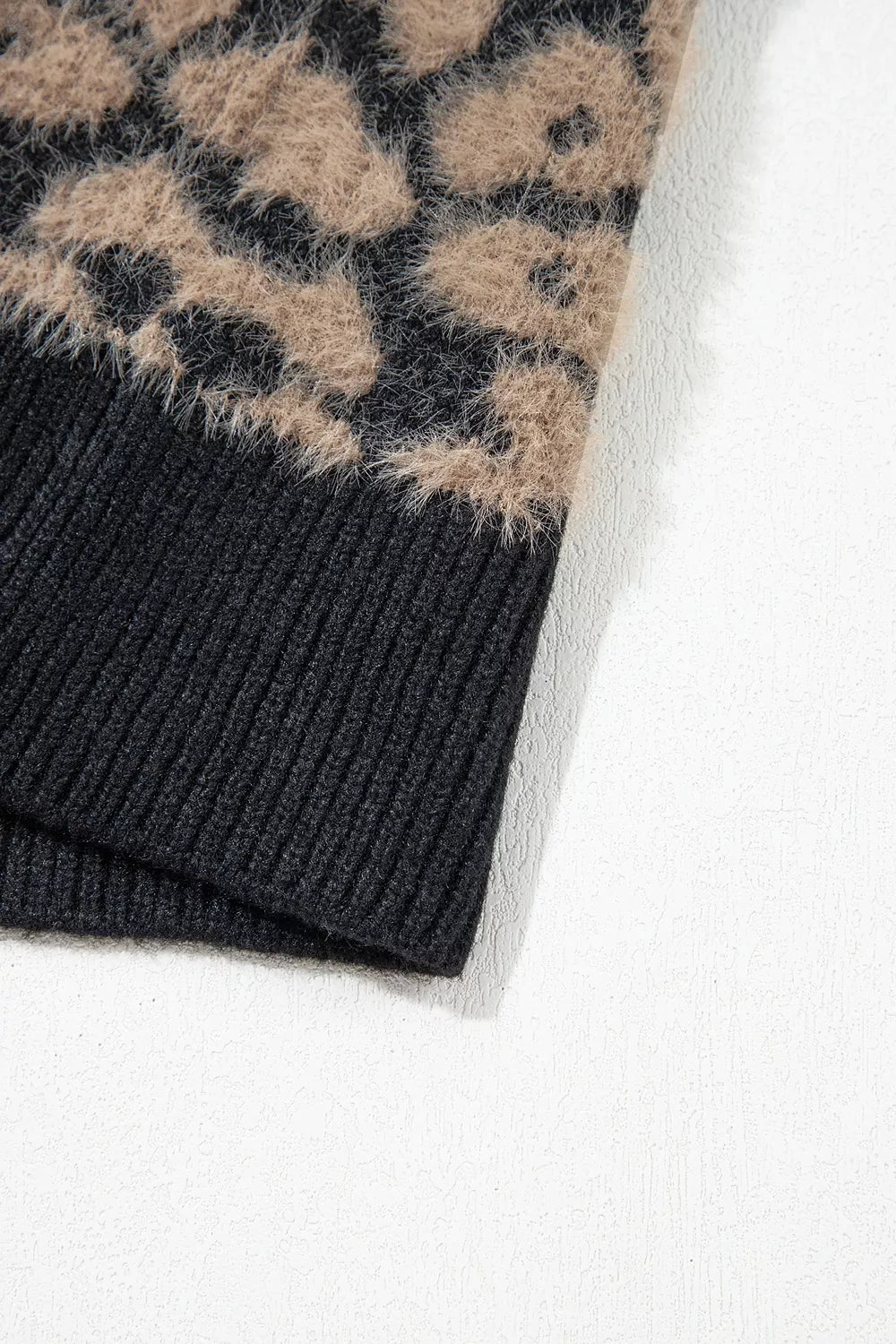 Women's leopard print knitted vest - detail