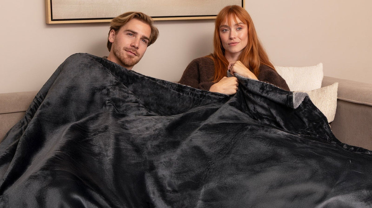Electric heated throw of 200 x 180 cm with fleece, sherpa and controller - view 2