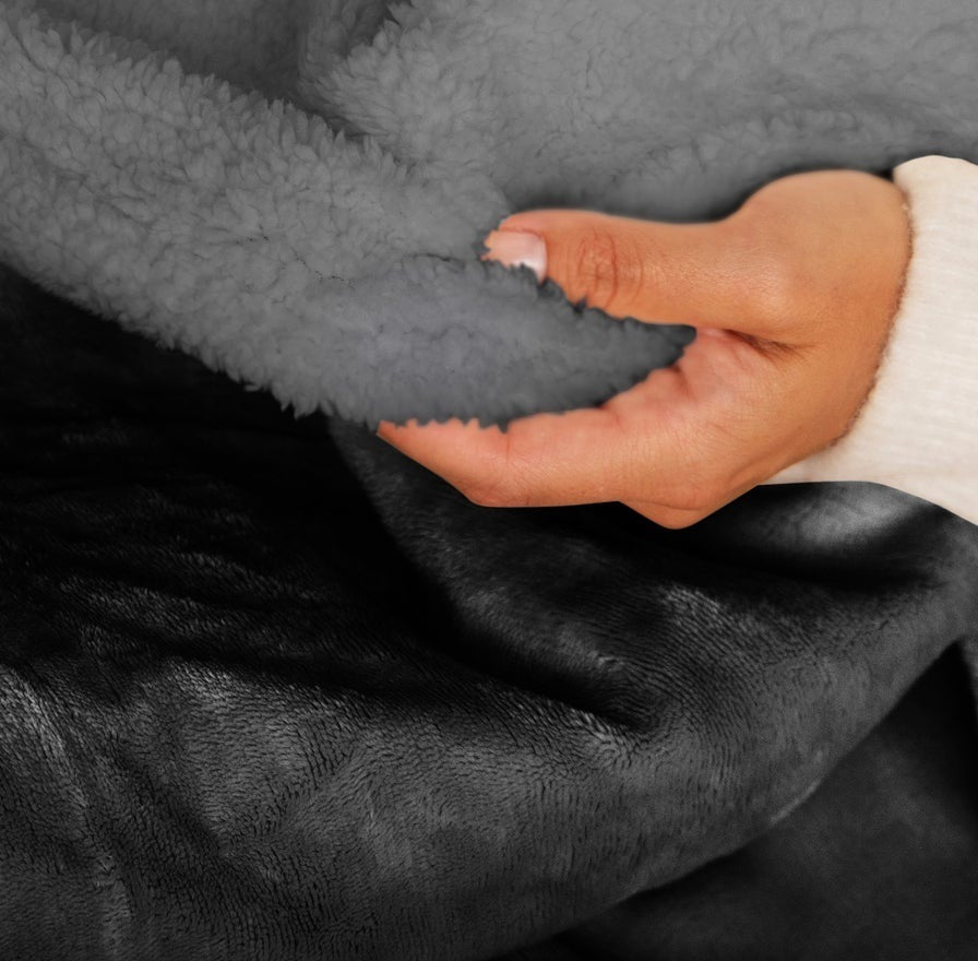Electric heated throw of 200 x 180 cm with fleece, sherpa and controller - view 3