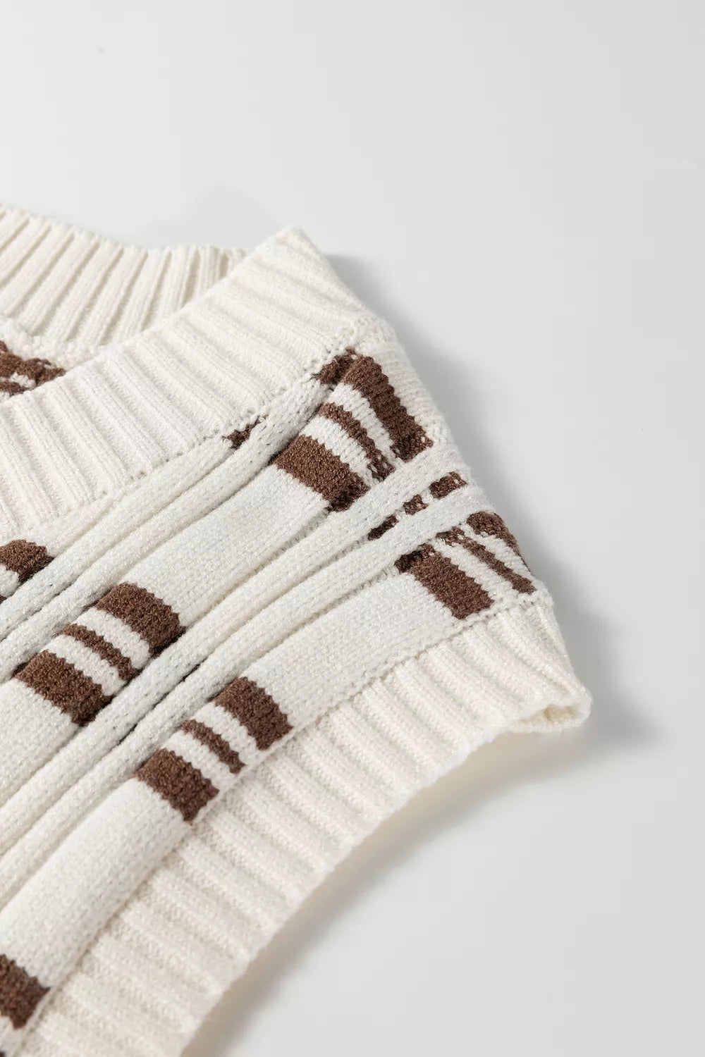 Women's cropped geometric knitted vest - detail