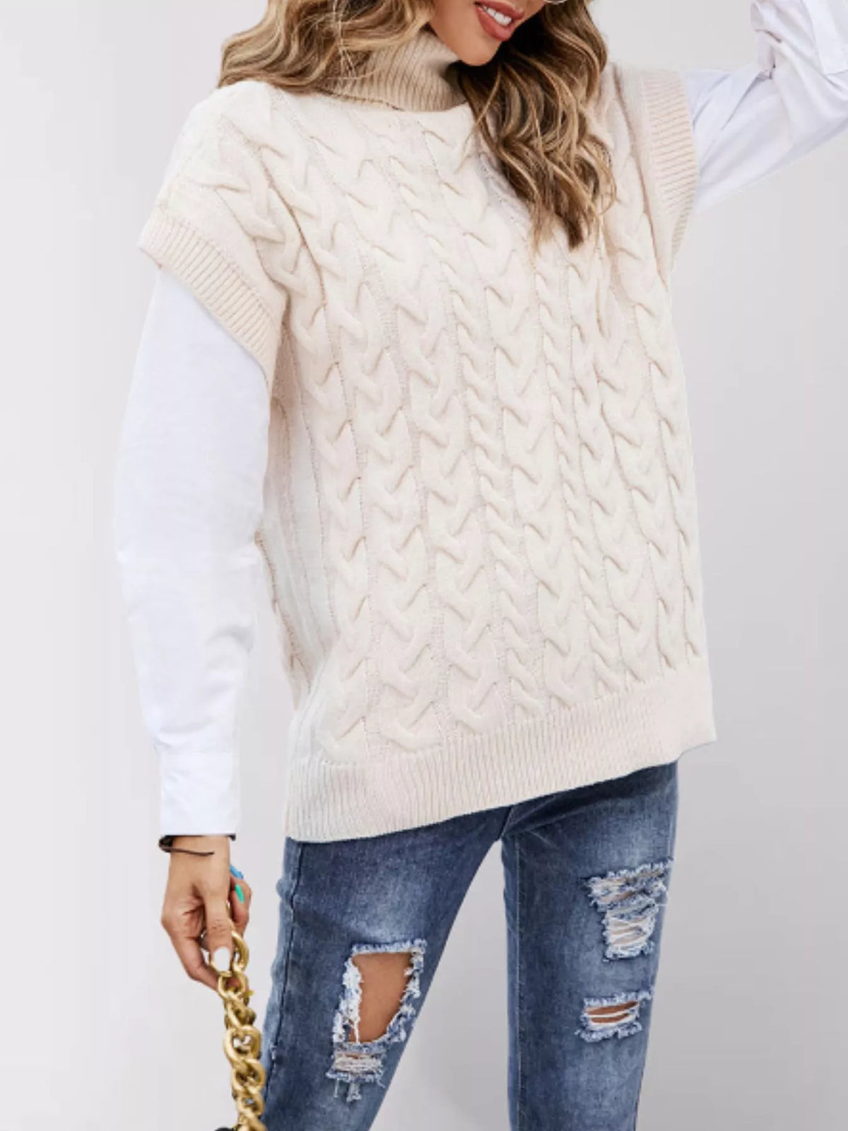 Women's chunky cable knit jumper - detail