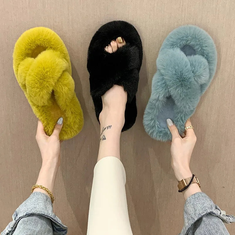Slippers with crossed faux fur straps, open toe and flat sole