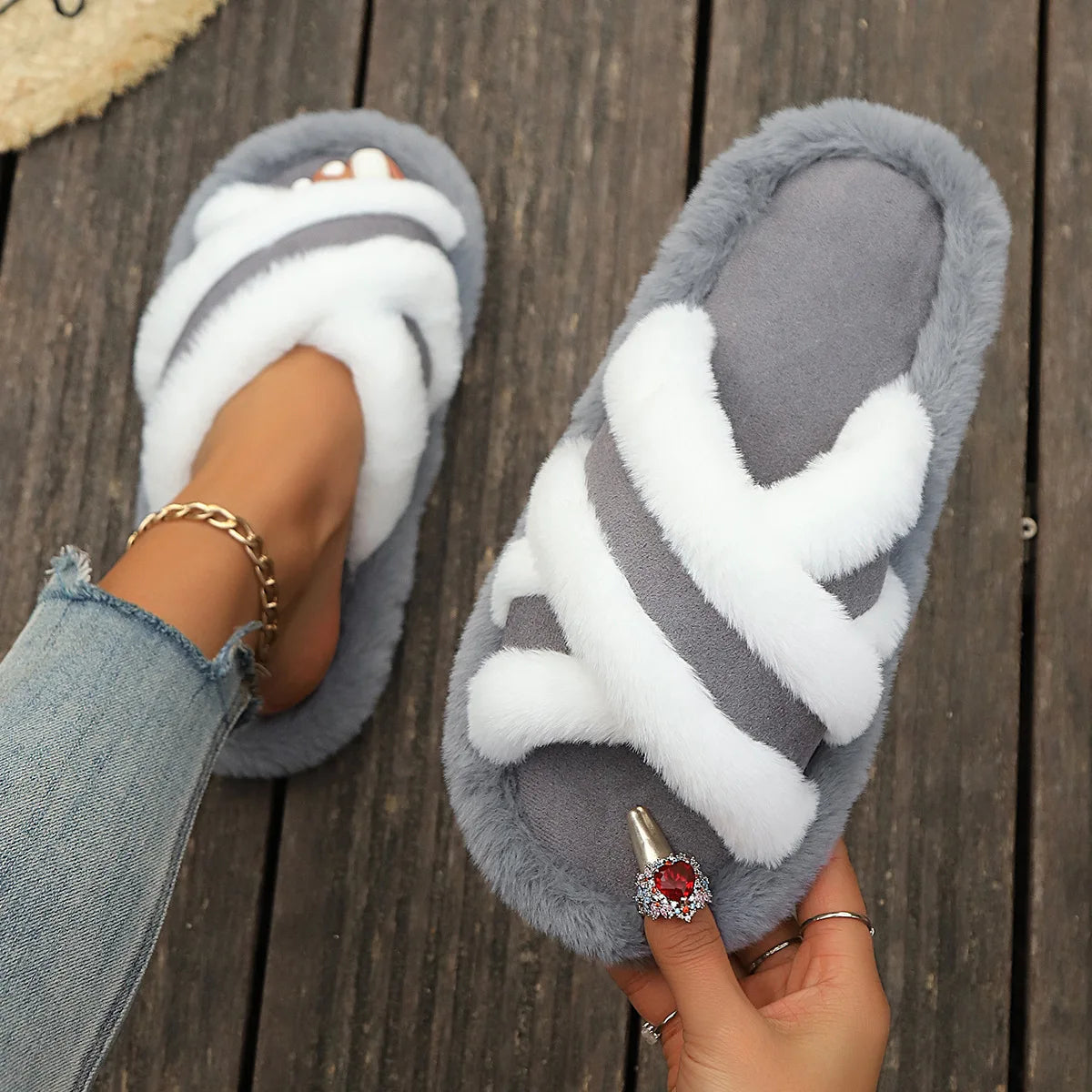 Mule slippers with crossed faux fur straps and a plush rim - view 3