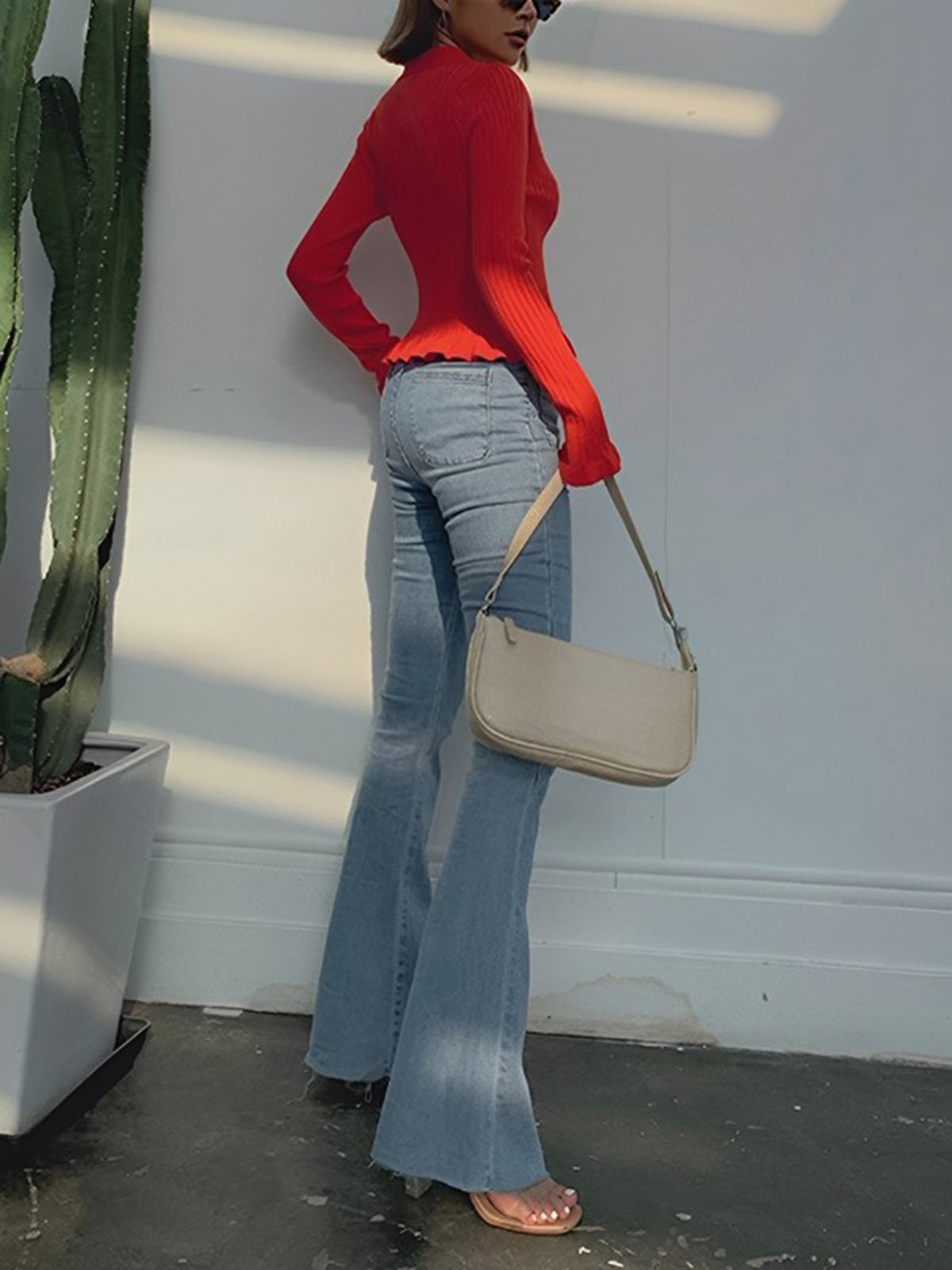 Women's fitted ribbed cardigan with a V-neck, pearl-look buttons and ruffle hem