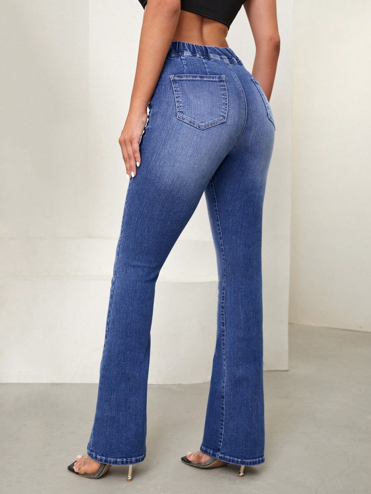 Flared jeans for women with a V-shaped waistband and stretch - view 11